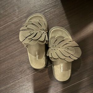 Farm Rio Women's Green Monstera Slide Sandals